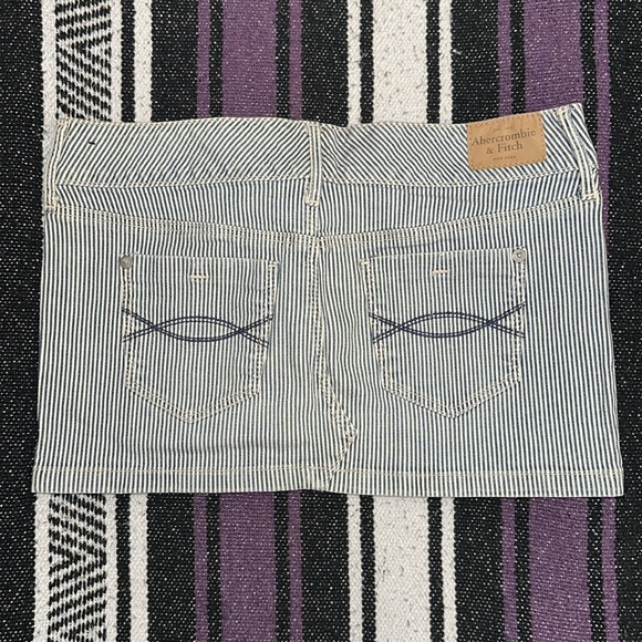 Abercrombie & Fitch pinstriped skirt in blue & white size 0 in great condition - Picture 9 of 9